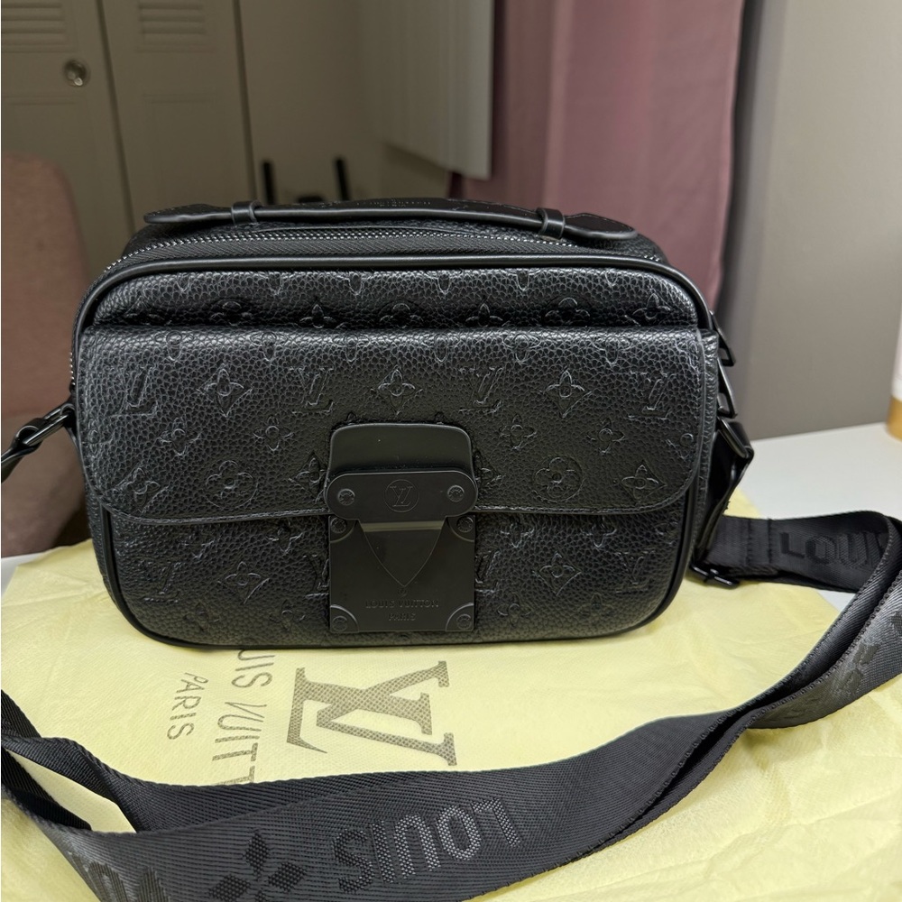 Louis Vuitton Black Monogram Leather Crossbody Messenger